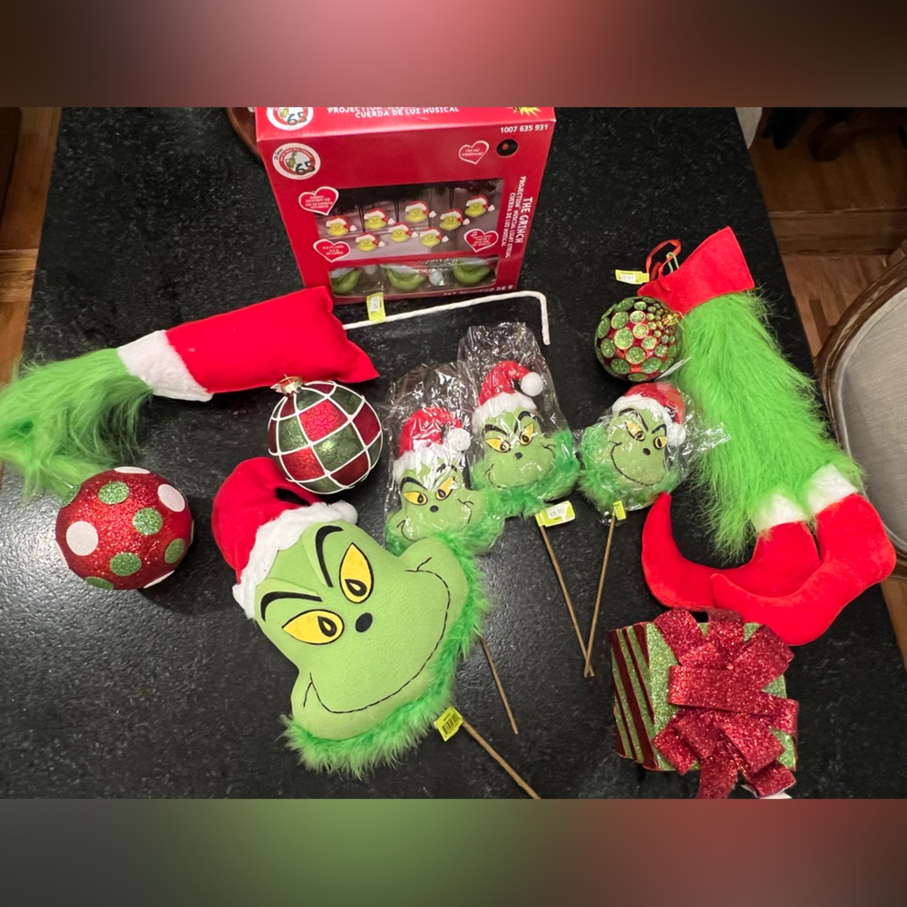 Grinch Christmas Decoration Set - Green and Red